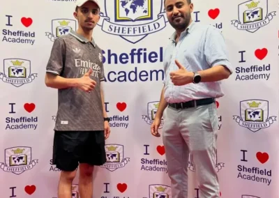 طلاب يدرسون في معهد شيفيلد مع مدير IEI داخل مقر المعهد